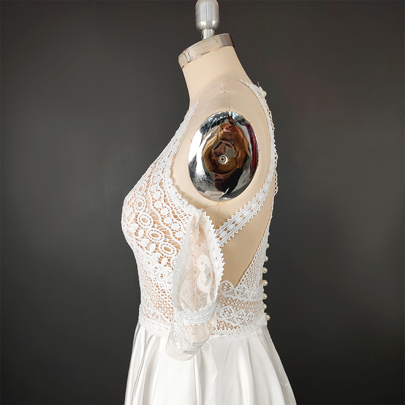 Sophisticated Halter-Neck Gown with Geometric Lace Bodice
